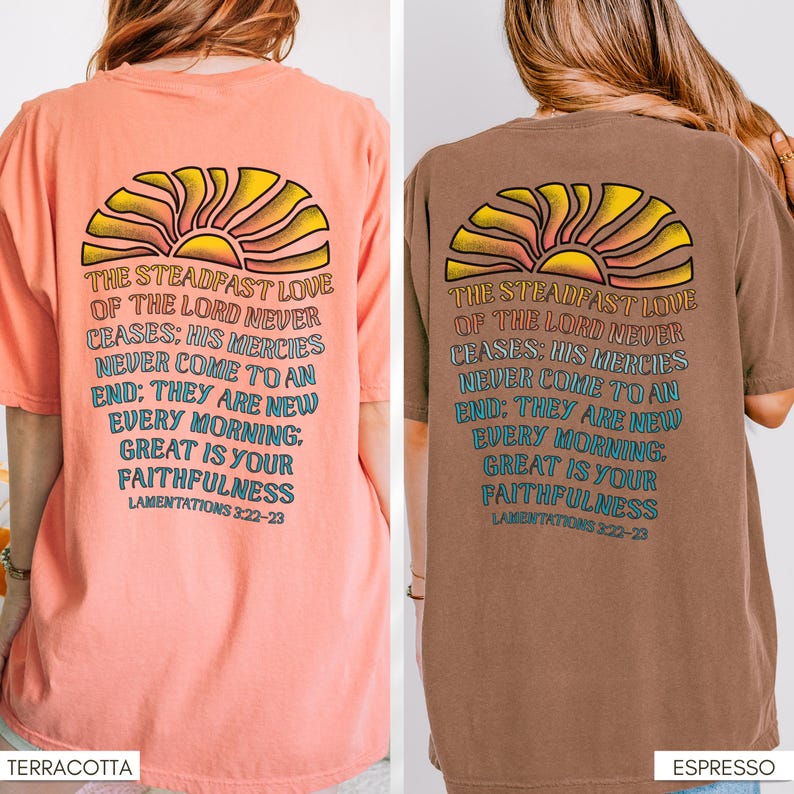 Pu&ograve; includere: Due t-shirt con una grafica di un'alba e il testo "L'amore costante del Signore non cessa mai: Le sue misericordie non hanno mai fine: Sono nuove ogni mattina. Grande &egrave; la tua fedelt&agrave;. Lamentazioni 3:22-23". La t-shirt a sinistra &egrave; color terracotta e la t-shirt a destra &egrave; color espresso.