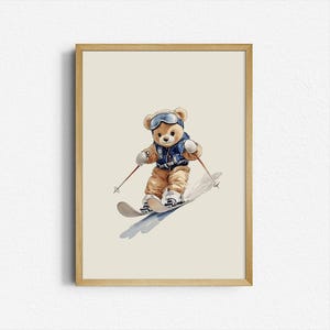 Op de afbeelding: Een bruine teddybeer met blauwe ski-uitrusting en een skibril skiet een besneeuwde helling af. De beer houdt ski-stokken vast en draagt een blauw en wit ski-jack. De beer skiet op een witte en blauwe ski.