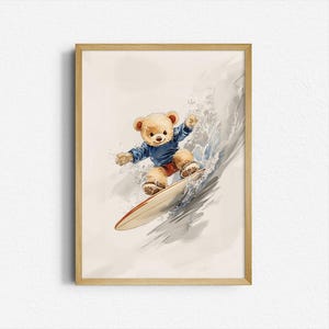 Impresión digital de osito de peluche surfeando olas grandes – Arte infantil de surf – Decoración de pared con animales adorables – Póster imprimible del océano – Descarga para habitación infantil