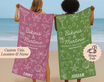 Puede incluir: Se muestran dos toallas de playa, una malva y otra verde. La toalla malva tiene ilustraciones blancas de copas de martini, lazos, bikinis y estrellas de mar, con el texto "Bikinis & Martinis". La toalla verde tiene ilustraciones y texto similares.