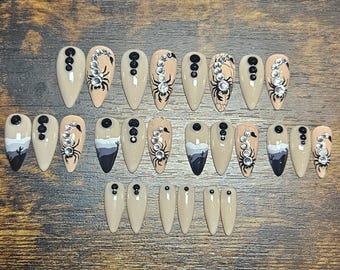 Scorpion Queen - Medium Almond - Handgefertigte benutzerdefinierte Press On Nail Set