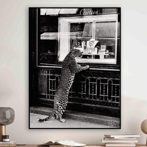 Print Panther in the Jewelry Shop, poster cheetah, zwart-wit, vintage fotografie, modeprint, jaren 1950, kunst aan de muur