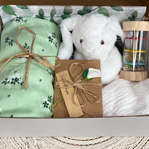 Baby shower gift box, personalized baby keepsake, newborn gift set, new baby girl gift, new baby boy gift, gender neutral custom gift set