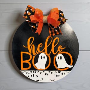 Hello Boo Halloween Door Sign – 14&quot; Round Ghost Door Hanger with Bow – Layered Wooden Halloween Wall Decor – Spooky Fall Sign