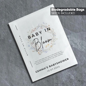 Pode incluir: Um cart&atilde;o branco com um design de coroa de flores e o texto "Baby in Bloom". O cart&atilde;o tamb&eacute;m inclui o texto "Watch me grow", "Plante estas sementes e observe-as crescer como o pequeno que em breve conheceremos com cuidado terno que floresce e cresce, trazendo alegria e doce surpresa", "Gemma's Baby Shower" e "13.07.2025". O cart&atilde;o &eacute; um convite para um ch&aacute; de beb&ecirc;.