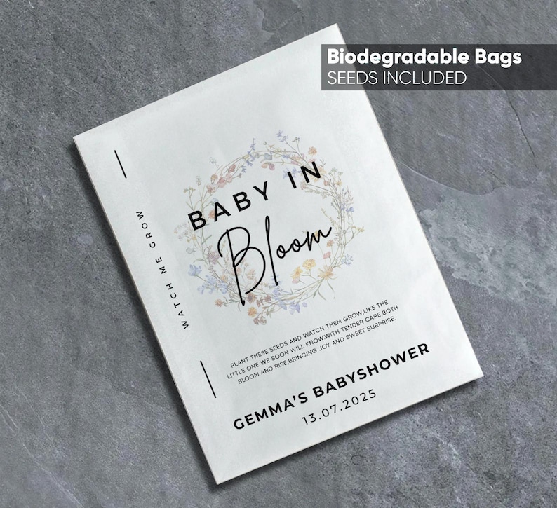 Pode incluir: Um cart&atilde;o branco com um design de coroa de flores e o texto "Baby in Bloom". O cart&atilde;o tamb&eacute;m inclui o texto "Watch me grow", "Plante estas sementes e observe-as crescer como o pequeno que em breve conheceremos com cuidado terno que floresce e cresce, trazendo alegria e doce surpresa", "Gemma's Baby Shower" e "13.07.2025". O cart&atilde;o &eacute; um convite para um ch&aacute; de beb&ecirc;.
