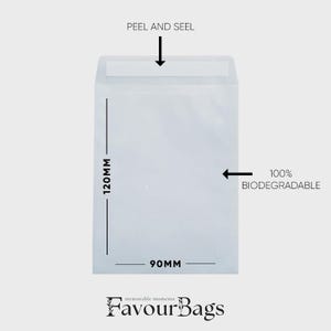 Pode incluir: Um envelope branco, biodegrad&aacute;vel, de 120 mm x 90 mm, com fecho autoadesivo. O envelope &eacute; feito de um material transparente, semelhante ao pl&aacute;stico.