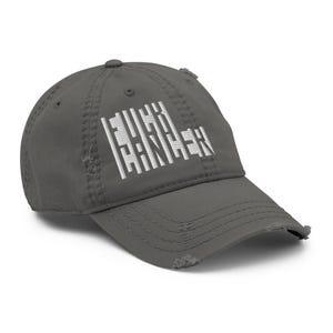 Könnte beinhalten: Verwaschene graue Baseballkappe mit dem Text "FUCK CANCER" in weißen Blockbuchstaben. Die Kappe hat einen gebogenen Schirm und einen abgenutzten Look. Ein lässiges Accessoire.
