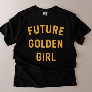 „Future Golden Girl“-Shirt, Retro-Grafik-T-Shirt für Damen, lustiges Geschenk für sie, Shirt im Vintage-Stil, Geburtstagsgeschenk für die beste Freundin, trendiges T-Shirt Bild 3
