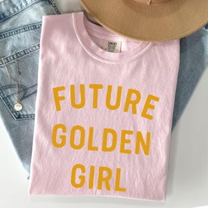 „Future Golden Girl“-Shirt, Retro-Grafik-T-Shirt für Damen, lustiges Geschenk für sie, Shirt im Vintage-Stil, Geburtstagsgeschenk für die beste Freundin, trendiges T-Shirt Bild 9