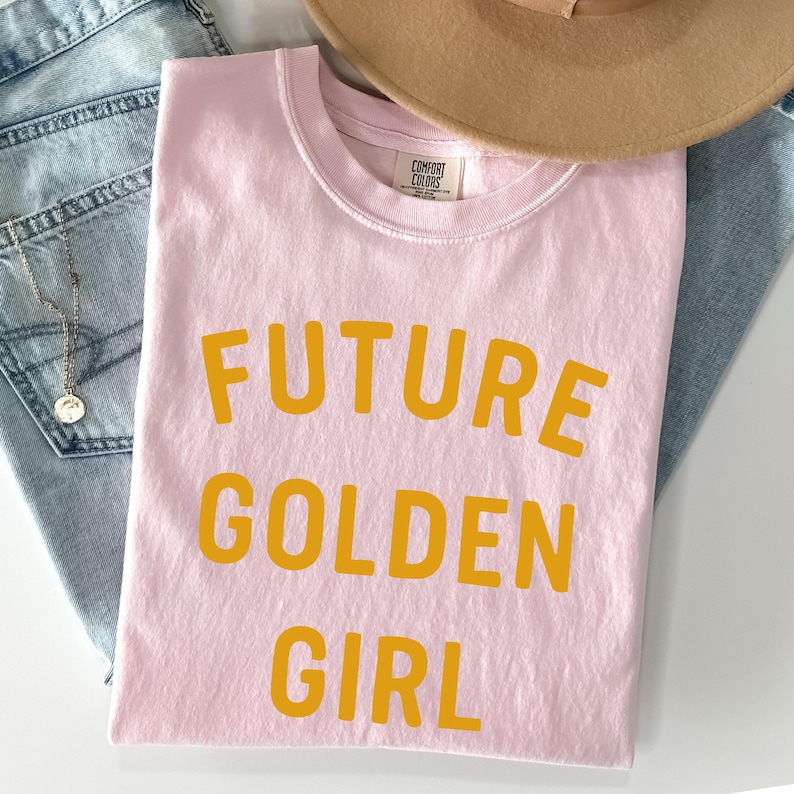 „Future Golden Girl“-Shirt, Retro-Grafik-T-Shirt für Damen, lustiges Geschenk für sie, Shirt im Vintage-Stil, Geburtstagsgeschenk für die beste Freundin, trendiges T-Shirt Bild 9