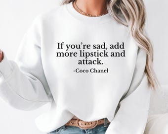 Sudadera con cita de Coco Chanel, Sudadera con la frase "Añade más pintalabios", Camiseta de empoderamiento femenino, Regalo de moda con cita para mujeres, Sudadera cómoda