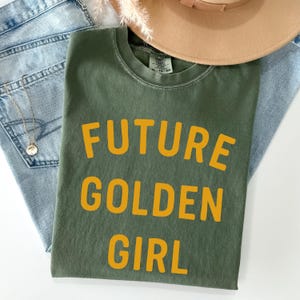 „Future Golden Girl“-Shirt, Retro-Grafik-T-Shirt für Damen, lustiges Geschenk für sie, Shirt im Vintage-Stil, Geburtstagsgeschenk für die beste Freundin, trendiges T-Shirt Bild 1