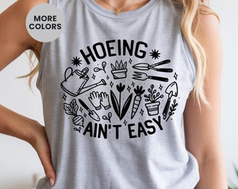 Camiseta sin mangas "Hoeing Ain't Easy", divertida y atrevida, con gráficos de verano, estilo urbano, tendencia, atuendo con actitud lúdica, regalo para los más malos, ambiente festivo.