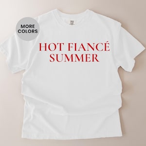 Maglietta "Hot Fiancé Summer Comfort Colors", regalo divertente per addio al nubilato, maglietta carina per la festa di fidanzamento, top alla moda per la futura sposa, abbigliamento per l'era della moglie