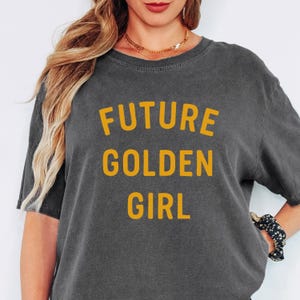 „Future Golden Girl“-Shirt, Retro-Grafik-T-Shirt für Damen, lustiges Geschenk für sie, Shirt im Vintage-Stil, Geburtstagsgeschenk für die beste Freundin, trendiges T-Shirt Bild 7