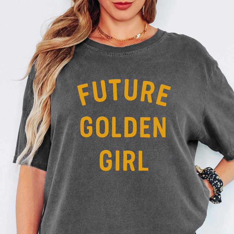 „Future Golden Girl“-Shirt, Retro-Grafik-T-Shirt für Damen, lustiges Geschenk für sie, Shirt im Vintage-Stil, Geburtstagsgeschenk für die beste Freundin, trendiges T-Shirt Bild 7