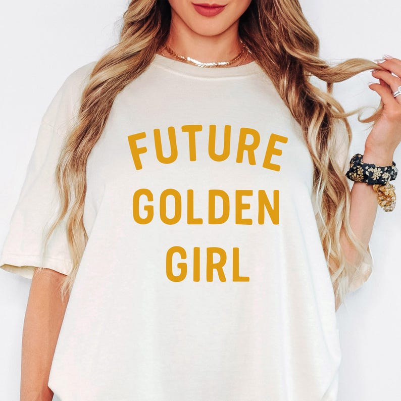 „Future Golden Girl“-Shirt, Retro-Grafik-T-Shirt für Damen, lustiges Geschenk für sie, Shirt im Vintage-Stil, Geburtstagsgeschenk für die beste Freundin, trendiges T-Shirt Bild 4