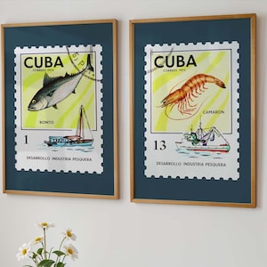 Conjunto de 2 impresiones / Arte mural con sellos de pesca de Cuba / Póster de sellos postales de vida marina / Impresiones de moda de los años 70 / Bonito Camarón Deco / Amor por la pesca