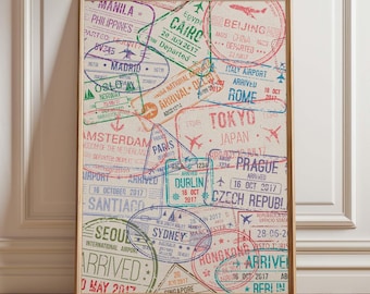 Könnte beinhalten: Ein gerahmter Druck mit einer Collage farbenfroher Reisestempel aus Städten wie Tokio, Paris und Rom. Die Stempel in Grün, Rot, Blau und Lila zeigen Ankunfts- und Abreisedaten. Der Druck befindet sich in einem Holzrahmen.