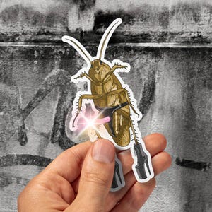 Könnte beinhalten: Eine braune Kakerlake, die einen schwarzen Strumpfhalter und High Heels trägt. Die Kakerlake steht auf einem rosafarbenen Objekt.