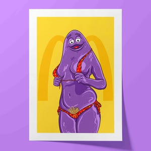 Op de afbeelding: Een paars cartoonfiguur dat een rode en gele bikini draagt met een gouden M-boog op de achtergrond. Het figuur heeft een ondeugende glimlach en houdt de bovenkant van de bikini vast.
