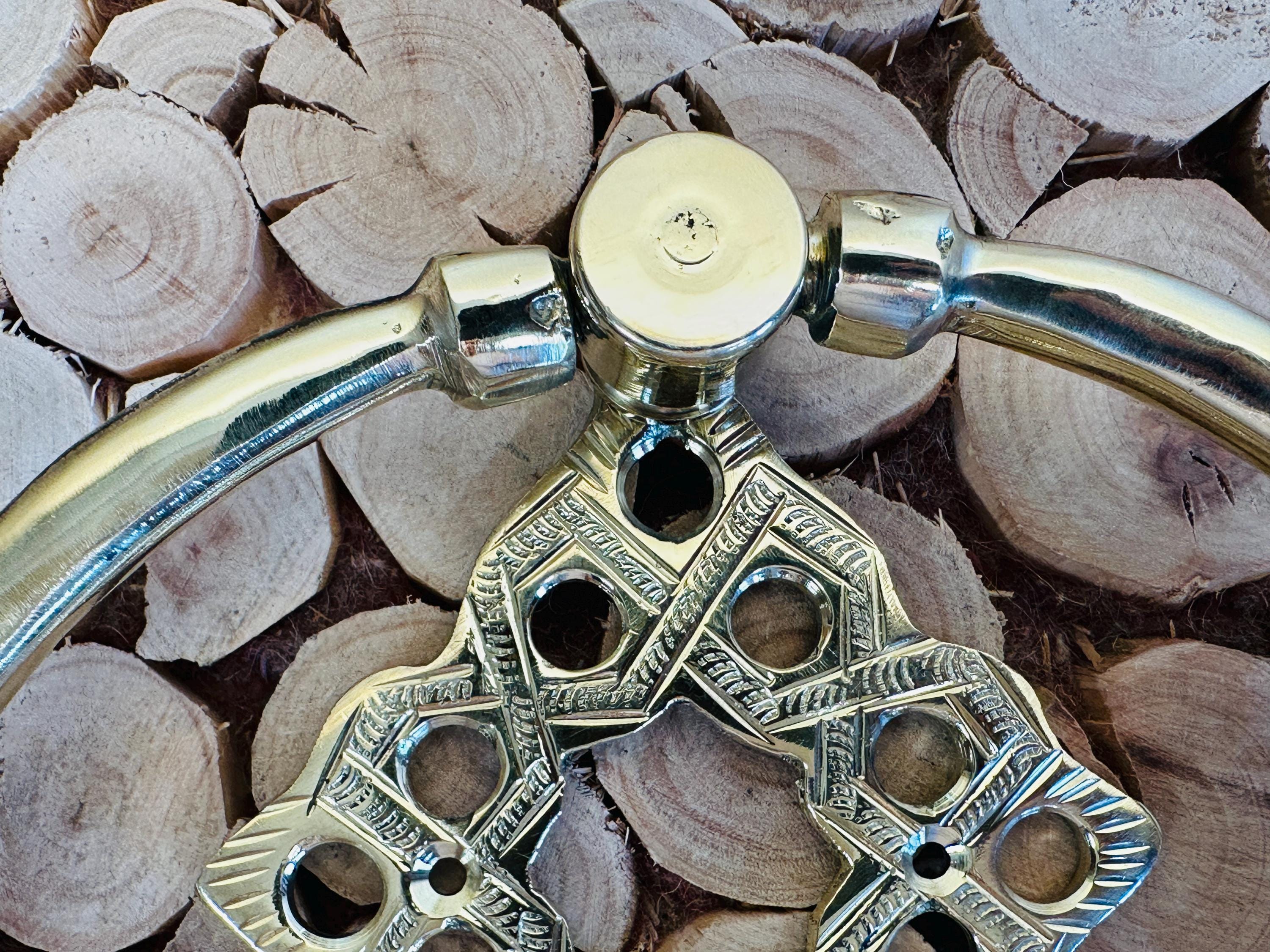 ハンドメイドのモロッコ真鍮製ドアノッカー - 彫刻入りラウンドムーア