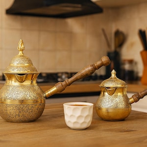 Handgjord graverad marockansk mässingskaffekanna: Spishäll turkisk grekisk kaffebryggare