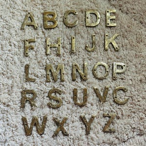 Letras de latón hechas a mano: elige de 1 a 26 letras de latón, letreros metálicos personalizados, iniciales vintage doradas para pared, placas rústicas con letras para casa.