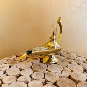 Handmade Moroccan Brass Aladdin-Style Oil Lamp – Etched Genie Lamp for Home Décor – new Middle Eastern Arabian Brass Decorative Accent