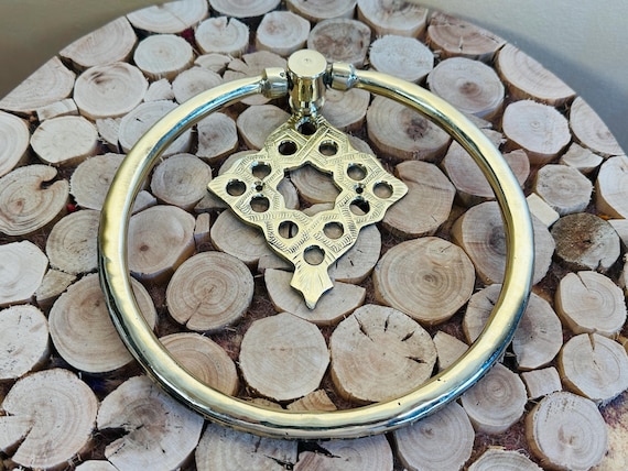 ハンドメイドのモロッコ真鍮製ドアノッカー - 彫刻入りラウンドムーア