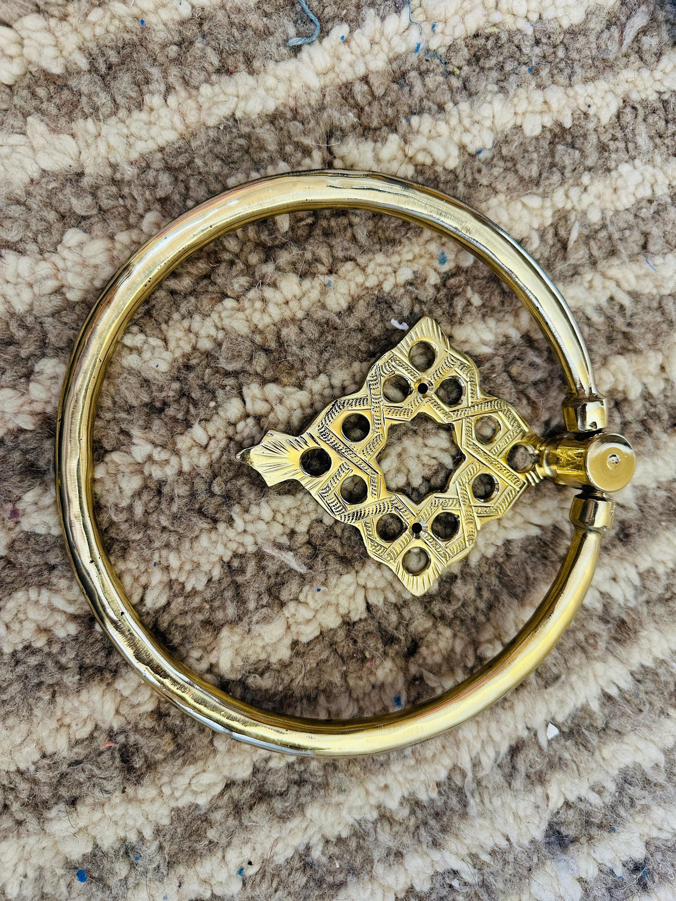 ハンドメイドのモロッコ真鍮製ドアノッカー - 彫刻入りラウンドムーア