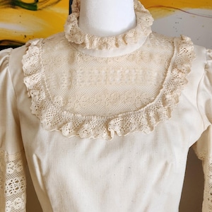 Renaissance style Juliet dress made of unbleached  cotton/muslin.   Waist 28&quot;, long metal zipper in back, tie waist.   The lace is gorgeous!