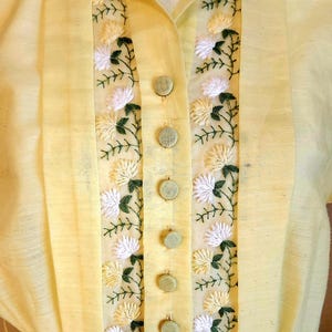 1950s yellow dress with floral trim detail, side metal zipper 28&quot; waist.