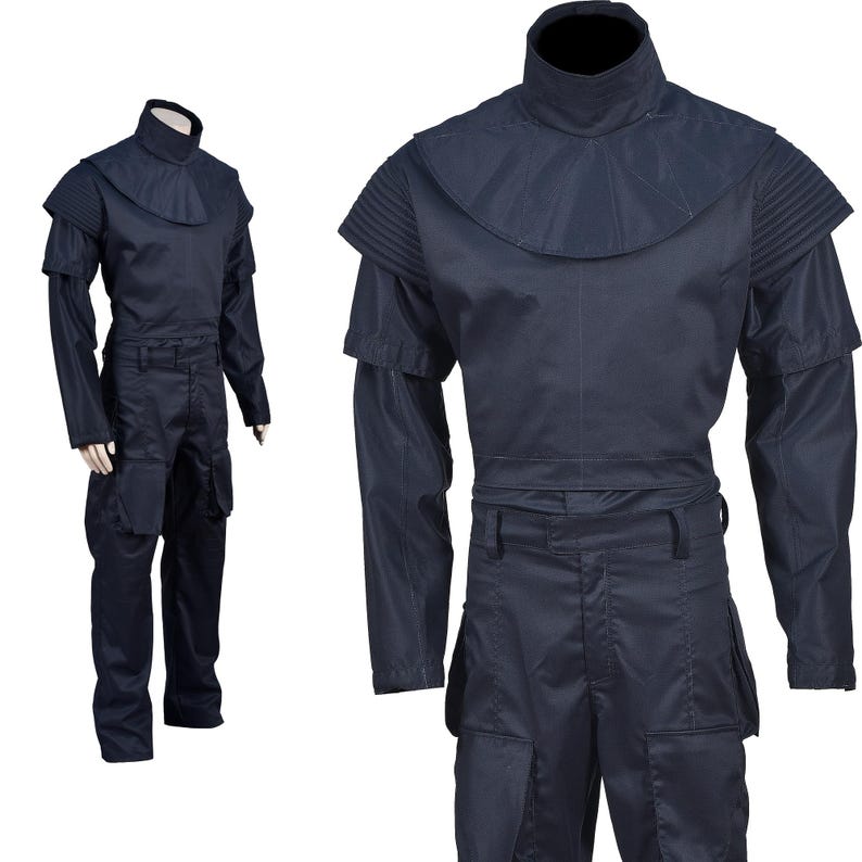 Puede incluir: Un mono azul oscuro con cuello alto y cintur&oacute;n. El mono tiene mangas largas y pantalones con bolsillos cargo.