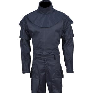 Puede incluir: Un mono azul oscuro con cuello alto y mangas largas. El mono tiene un cintur&oacute;n y bolsillos cargo.