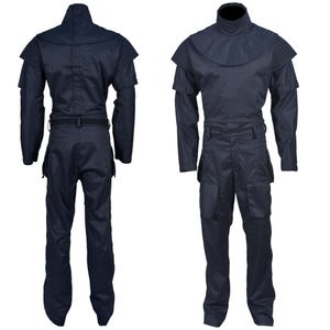 Puede incluir: Un mono azul oscuro con cuello alto y mangas largas. El mono tiene un cintur&oacute;n y bolsillos en las piernas.