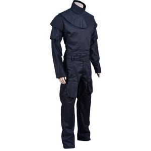 Puede incluir: Un mono negro con cuello alto y mangas largas. El mono tiene un cintur&oacute;n y bolsillos cargo.