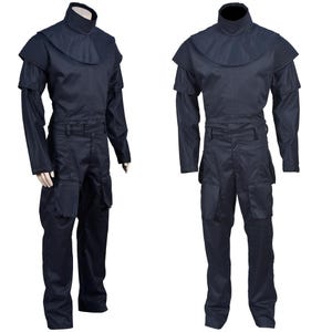 Puede incluir: Un mono azul oscuro con cuello alto y cintur&oacute;n. El mono tiene bolsillos en las piernas y manga larga.