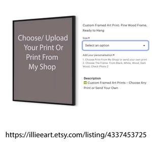 K&ouml;nnte beinhalten: Ein gerahmter Kunstdruck mit schwarzem Rahmen und grauem Hintergrund. Der Text "Choose/ Upload Your Print Or Print From My Shop" wird angezeigt. Zus&auml;tzlicher Text enth&auml;lt Optionen zur Anpassung und die Beschreibung des Shops.