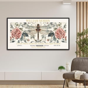 Pode incluir: Impressão emoldurada com uma ilustração de libélula com elementos florais. A obra de arte, de William Morris, inclui texto sobre uma exposição de estampas de algodão no Victoria and Albert Museum em South Kensington.