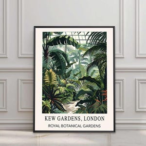 Puede incluir: Una impresión artística enmarcada con una exuberante ilustración botánica verde de los Jardines de Kew en Londres. La obra de arte muestra una variedad de plantas y follaje tropical, con el texto "KEW GARDENS, LONDON ROYAL BOTANICAL GARDENS" en la parte inferior.
