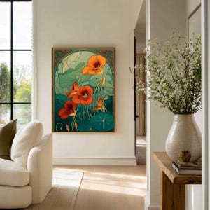 K&ouml;nnte beinhalten: Ein gerahmter Kunstdruck mit stilisierten orangefarbenen Blumen mit gr&uuml;nen Bl&auml;ttern und einem t&uuml;rkisfarbenen Hintergrund. Das Kunstwerk hat einen goldenen Rahmen und wird an einer wei&szlig;en Wand ausgestellt. Der Stil erinnert an den Jugendstil.