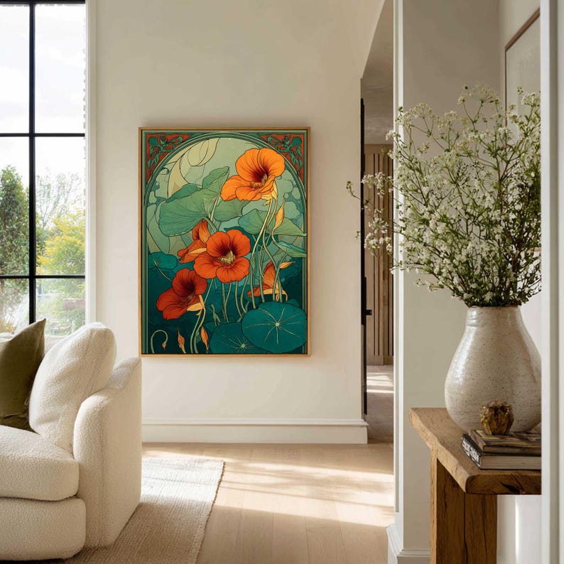K&ouml;nnte beinhalten: Ein gerahmter Kunstdruck mit stilisierten orangefarbenen Blumen mit gr&uuml;nen Bl&auml;ttern und einem t&uuml;rkisfarbenen Hintergrund. Das Kunstwerk hat einen goldenen Rahmen und wird an einer wei&szlig;en Wand ausgestellt. Der Stil erinnert an den Jugendstil.
