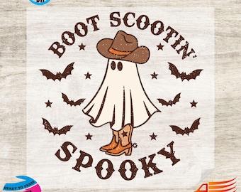 Op de afbeelding: Een beige spook met een bruine cowboyhoed en laarzen, met de woorden "Boot Scootin' Spooky" in bruin. Het ontwerp bevat bruine vleermuizen en sterren, perfect voor Halloween.