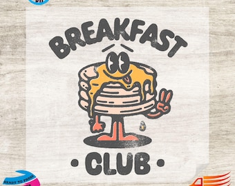 Könnte beinhalten: Ein Cartoon-Grafik von einem Stapel Pfannkuchen mit Sirup, Augen und einer Zunge, mit den Worten "BREAKFAST CLUB" darüber und darunter. Die Pfannkuchenfigur zeigt das Friedenszeichen. Fertiger DTF-Transfer.