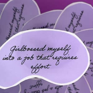 Adesivo Girlbossed Myself Into a Job That Requires Effort – Adesivo de vinil brilhante, adesivo de trabalho engraçado, adesivo sarcástico para laptop e garrafa de água