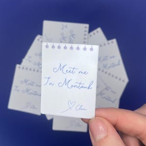 Autocollant mat Meet Me in Montauk - décalcomanie manuscrite esthétique | Imperméable,résistant aux intempéries | Soleil éternel | Ordinateur portable, journal, cadeau
