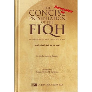 Op de afbeelding: Een hardcover boek getiteld "The Concise Presentation of the Fiqh" met gouden letters. De omslag van het boek bevat tekst in het Arabisch en de naam van de auteur, Dr. Abdul-Azeem Badawi. Het boek is uitgegeven door Darussalam.