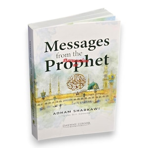 Könnte beinhalten: Ein Taschenbuch mit dem Titel Messages from the Prophet von Adham Sharkawi. Das weiße Cover zeigt eine Aquarellillustration einer Moschee mit grüner Kuppel und Minaretten, goldene arabische Kalligrafie und das Logo von Dakwah Corner Bookstore.